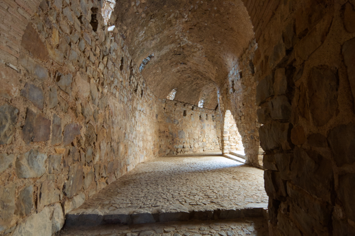 Psadizo de entrada al claustro del castillo convento de Calatrava la Nueva